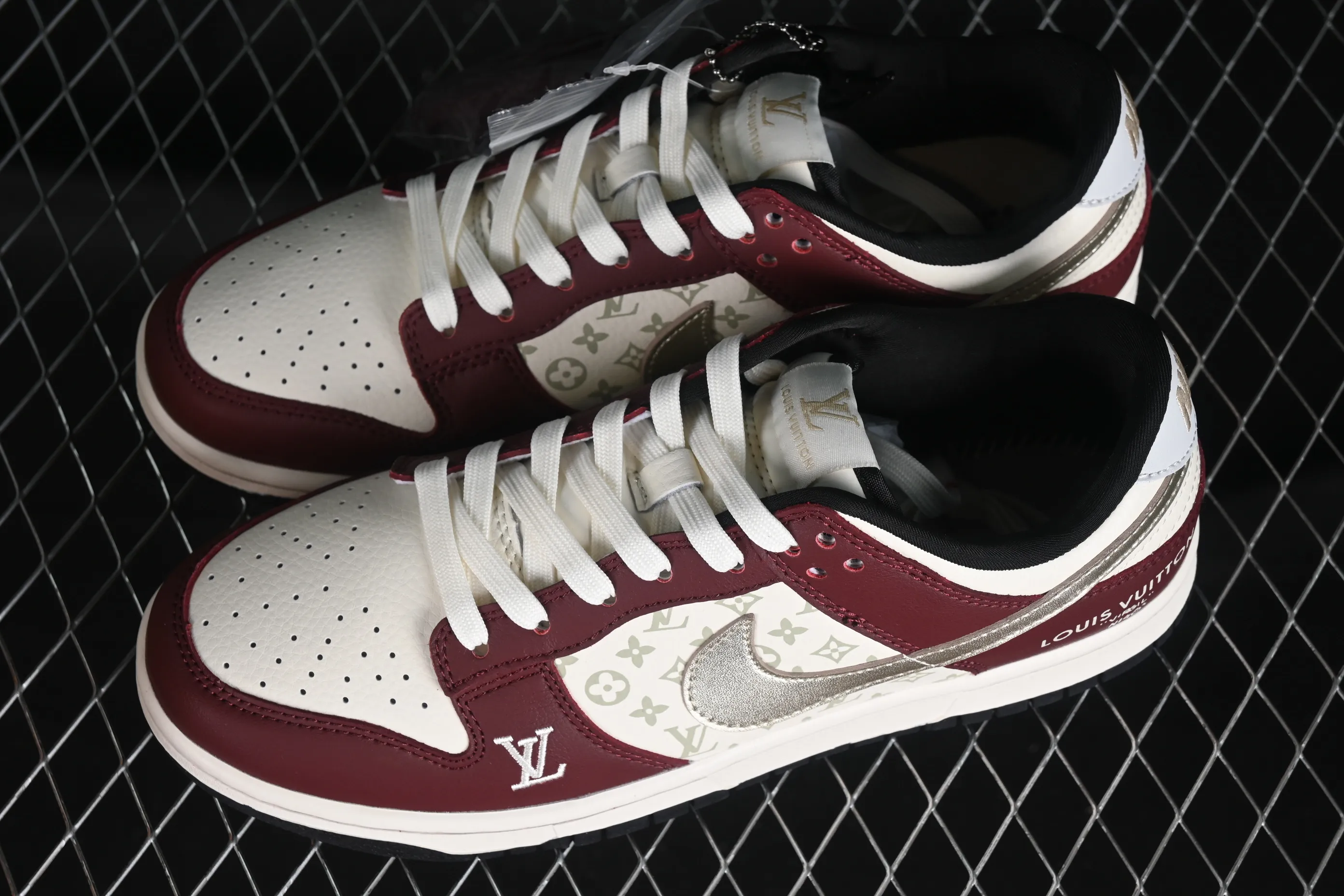 All Categories Nk SB Dunk Series Nk SB Dunk Low Low-top sneakers Louis Vuitton x Nk Dunk Low joint custom-burgundy silver hook SB low-top casual sneakers FC1688-188